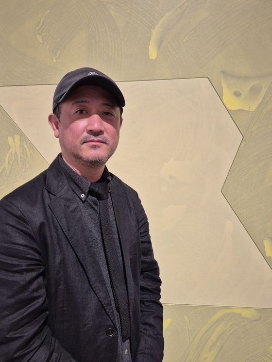 지난 19일 조은숙갤러리에서 만난 오정근은 “진지함은 포기하고 싶지 않은 나의 태도. 그림은 끝나고서도 끝나지 않은 것처럼 나를 괴롭히지만 완성하고 난 뒤에 뿌듯함으로 버틴다”고 말했다. 권근영 기자