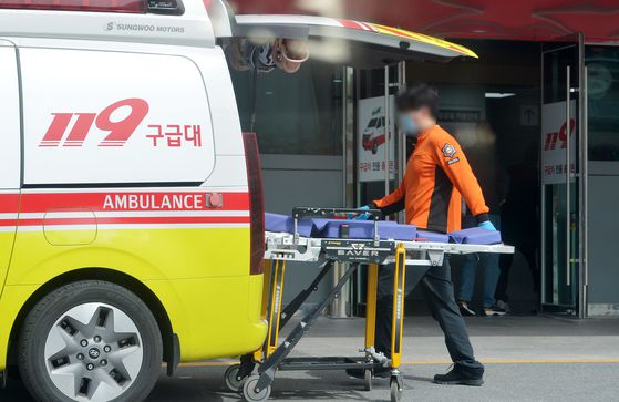 지난달 17일 오후 대전의 한 대학병원 응급실 앞에 환자를 이송한 119구급차가 주차돼 있다. 프리랜서 김성태