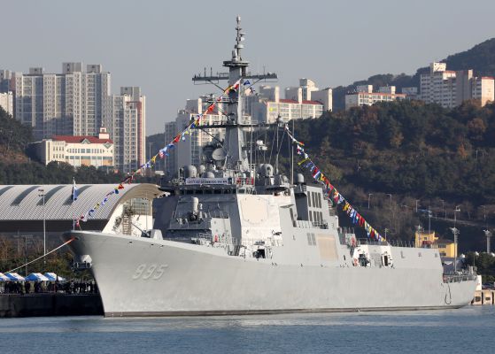지난해 12월 2일 오전 부산 해군작전사령부 부산작전기지에서 취역한 해군의 이지스구축함 정조대왕함(DDG 995). 정조대왕함은 탄도미사일에 대한 탐지·추적·요격 능력을 보유한 '해상기반 기동형 3축 체계'의 핵심전력이다. 뉴스1