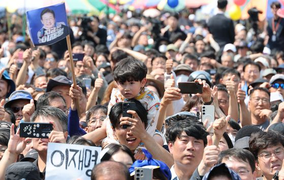 이재명 더불어민주당 대선 후보의 지지자들이 25일 충남 당진시 당진전통시장 앞 유세장에서 이재명을 연호하고 있다. 김성룡 기자
