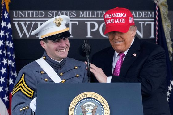 도널드 트럼프 미국 대통령(오른쪽)이 24일(현지시간) 미국 뉴욕주 웨스트포인트 미시 스타디움에서 열린 육사 졸업식에서 생도 크리스 버두고를 연단으로 불러내 그의 활약을 치하하고 있다. 로이터=연합뉴스