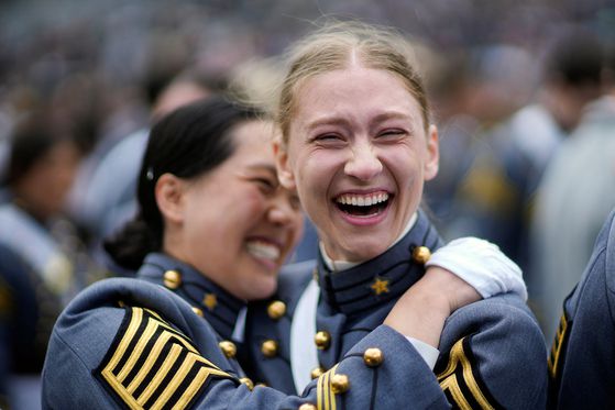 24일(현지시간) 웨스트포인트 육군사관학교 졸업식에서 여생도들이 기뻐하고 있다.로이터=연합뉴스