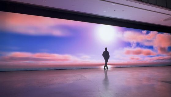 이진준, 해피 뉴 이어 - 온 에어 가든 시리즈(Happy New Year - On Air Garden Series), 2024. 싱글 채널 비디오, 컬러, 사운드, 프로젝터, EEG 장치, 공명 스피커, 시스템 컴퓨터, 4분. 스틸 이미지