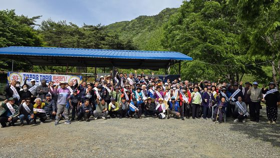 지난 7일 오후 충남 청양군 까치내유원지에서 지천댐 건설에 찬성하는 청양·부여 지역 주민들이 정부에게 조속한 댐 건설을 촉구하고 있다. 신진호 기자