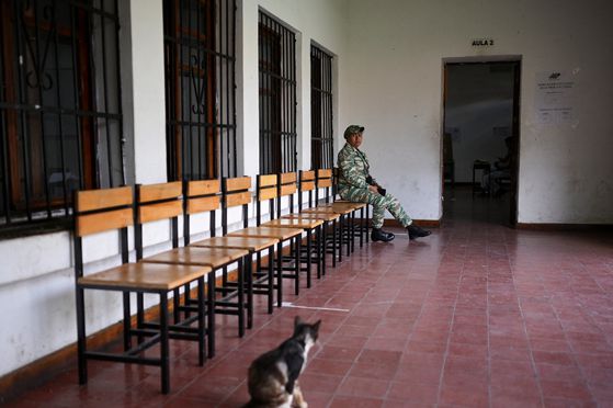 25일(현지시간) 베네수엘라 카라카스에서 볼리바르 민병대원이 투표소를 지키고 있다. 로이터=연합뉴스