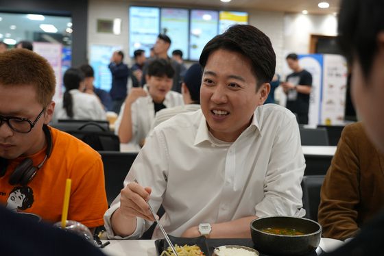 개혁신당 이준석 대통령 후보와 국민의힘 김용태 비상대책위원장이 18일 광주광역시 북구 국립 5·18민주묘지에서 열린 5·18민주화운동 45주년 기념식에서 인사하고 있다.연합뉴스
