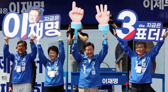 이명박 정부에서 금융위원장과 국민연금공단 이사장을 지낸 전광우 세계경제연구원 이사장(오른쪽)이 26일 서울 여의도 민주당사에서 이재명 후보 지지를 선언했다. 왼쪽은 더불어민주당 중앙선거대책위원회 김병욱 금융·자본시장위원장. 연합뉴스