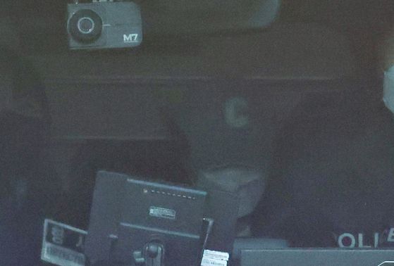 지난 3월 7일 오후 대전서부경찰서에서 첫 대면조사를 마친 대전 초등생 살해 교사 명모(40대) 씨를 태운 경찰 승합차가 유치장으로 이동하기 위해 경찰서를 나서고 있다. 차 안에는 하늘색 모자를 쓰고 마스크를 낀 명씨가 타고 있다. 연합뉴스