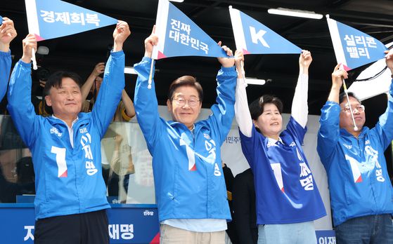 이재명 더불어민주당 대선후보가 26일 오후 경기 용인 단국대 죽전캠퍼스 앞에서 열린 유세에서 지지를 호소하고 있다. 김성룡 기자