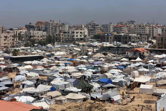 25일 가자지구에 실향민들을 위한 임시 대피소용 텐트가 설치돼 있다. AFP=연합뉴스