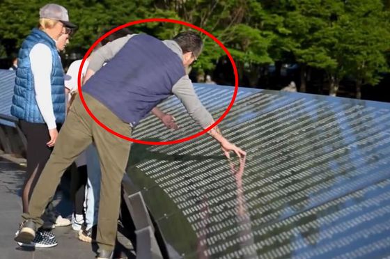 피트 헤그세스 미 국방장관(붉은색 원)은 미국 현충일(5월 26일)인 '메모리얼 데이' 주말을 맞아 지난 25일(현지시간) 자녀들, 그리고 더그 콜린스 미 보훈장관과 함께 기념공원의 조각상과 기념비 등 청소작업에 참여했다. 사진 미 국방부