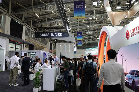 지난 6일 인터배터리 유럽 삼성SDI 부스 앞에서 현지 참관객들이 전시회를 관람하는 모습. 사진 코엑스