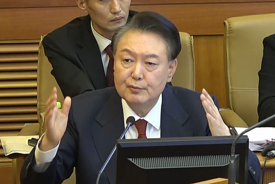 경찰 비상계엄 특별수사단이 대통령경호처 내 비화폰 서버 등에 대한 압수수색을 시도한 지난달 16일 오후 서울 용산 대통령실 민원실을 나오고 있다. 뉴스1