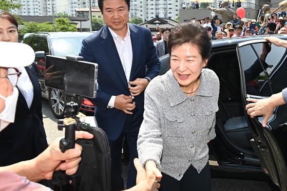 박근혜 전 대통령이 27일 오전 경북 구미에 있는 부친 고(故) 박정희 대통령의 생가를 방문해 지지자들과 인사를 하고 있다. 뉴스1