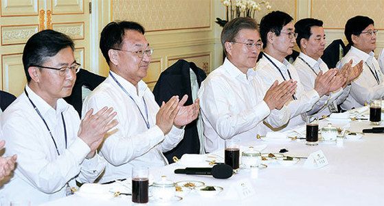 2017년 5월 문재인 당시 대통령이 박근혜 정부에서 임명된 국무위원들과 간담회를 열었던 모습. 당시 문 전 대통령은 여러분은 엄연한 문재인 정부의 장관”이라며 “정권이 바뀌기는 했지만 단절되어서는 안 된다”고 말했다. 왼쪽부터 홍용표 통일부 장관, 유일호 경제부총리, 문 대통령, 이준식 사회부총리, 한민구 국방부 장관, 정진엽 보건복지부 장관. 김성룡 기자