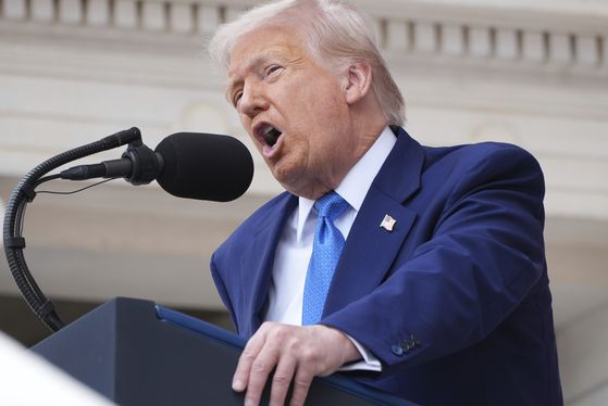 도널드 트럼프 대통령이 26일(현지시간) 버지니아주 알링턴 국립묘지에서 열린 제157회 메모리얼 데이 추도식에서 연설하고 있다. AP=연합뉴스