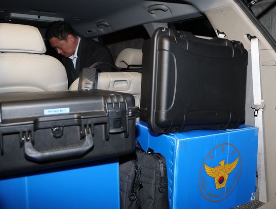 지난 4월 16일 대통령 경호처 내 보안 휴대전화(비화폰) 서버 등에 대해 압수수색을 시도한 경찰 비상계엄 특별수사단이 장비를 차에 싣고 있다. 뉴스1