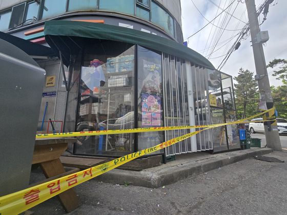 시흥 중국인 살인사건 피의자 차철남(57)이 지난 19일 오전 9시30분쯤 흉기를 휘둘러 60대 편의점주를 다치게 한 경기 시흥 정왕동 사건 현장에 폴리스라인이 둘러있다. 손성배 기자