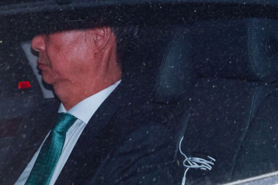 한덕수 전 국무총리가 지난 26일 밤 서울 서대문구 경찰청 세검정로 별관에서 내란 혐의 피의자 소환 조사를 마치고 청사를 빠져나가고 있다. 연합뉴스