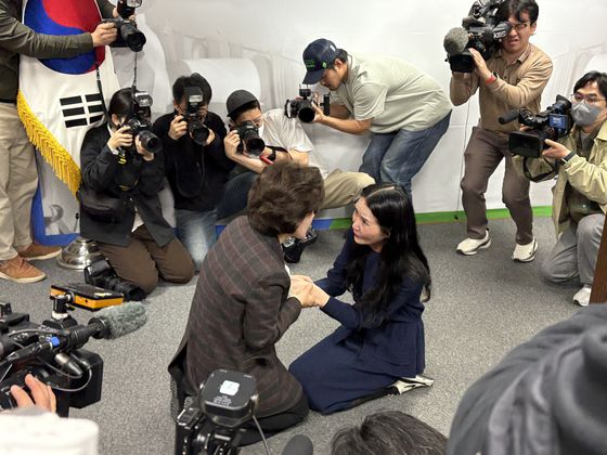 지난 3월 26일 오후 10시 30분쯤 서울 중구 진실·화해를위한과거사정리위원회 대회의실에서 열린 '해외입양과정 인권침해사건 진실규명 결정 발표 기자회견'에서 프랑스 입양인 김유리씨가 박선영 위원장 앞에 무릎을 꿇고 진실규명을 호소하고 있다. 이아미 기자