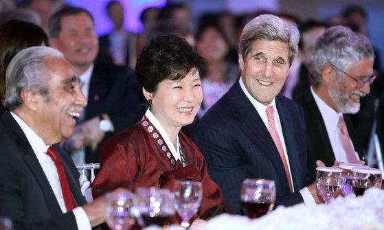 2015년 10월 14일(현지) 미국 워싱턴 DC 한 호텔에서 열린 ‘한ㆍ미 우호의 밤’ 행사에서 당시 박근혜 대통령이 제럴드 코넬리 미 하원의원의 건배사를 들으며 웃고 있다. 왼쪽부터 당시 찰스 랭글 하원의원, 박 대통령, 존 캐리 국무장관, 존 홀드런 백악관 과학기술정책실장. 중앙포토