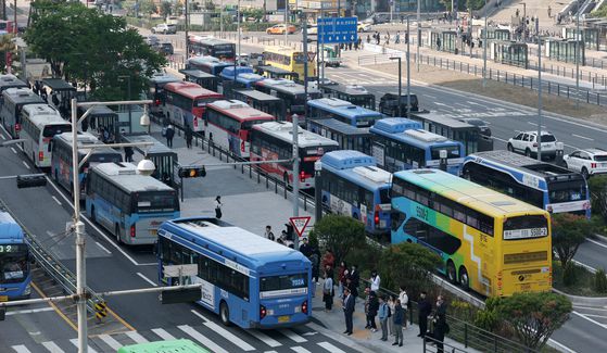 지난12일 서울 중구 서울역버스환승센터에서 시민들이 버스를 이용하고 있다. 서울을 비롯한 전국 모든 버스 노조가 이날 조정신청을 낸다. 서울, 인천, 부산 등 전국 22개 지역 전국자동차노동조합연맹 산하 시내버스 노조는 노사교섭 결렬시 28일 동시 총파업을 진행한다고 밝혔다. 뉴스1