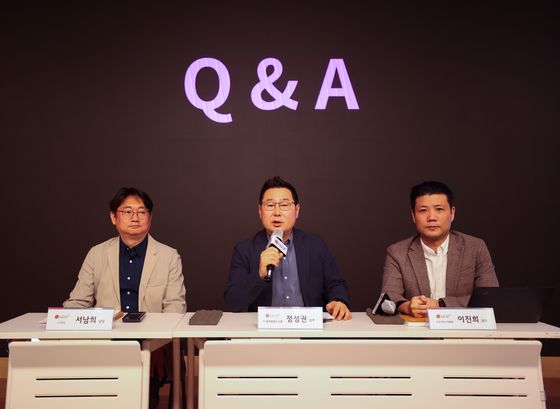 서남희 CV담당, 정성권 IT/플랫폼빌드그룹장, 이진희 신규서비스개발랩장(왼쪽부터)이 LG유플러스의 AI 상담 어드바이저 설명회에서 질의 응답을 받고 있다. LG유플러스