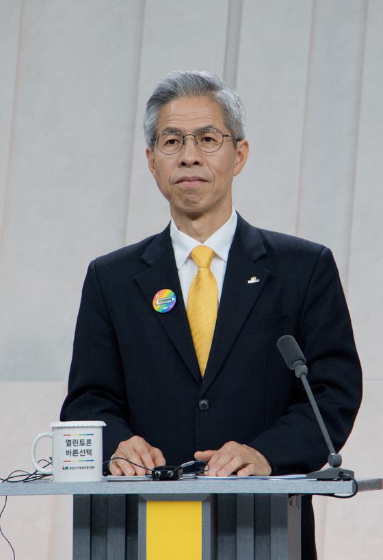 권영국 민주노동당 대통령 후보가 27일 서울 상암 MBC스튜디오에서 열린 21대 대선후보 3차 토론회에서 토론 준비를 하고 있다. 뉴스1