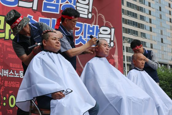 지난 26일 서울 송파구 교통회관 앞에서 열린 서울시버스노조 총파업 투쟁 승리쟁취 버스노동자 결의대회에서 교섭위원들이 삭발식을 하고 있다. 서울, 인천, 부산 등 전국 22개 지역 전국자동차노동조합연맹 산하 시내버스 노조는 노사교섭 결렬시 28일 동시 총파업을 진행한다고 밝혔다. 뉴스1