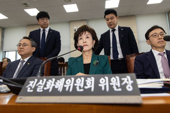 박선영 진실화해를위한과거사정리위원회 위원장이 지난 4월 24일 오후 서울 여의도 국회에서 열린 행정안전위원회 전체회의에서 신정훈 위원장의 퇴장 요청을 거부하고 있다. 뉴스1