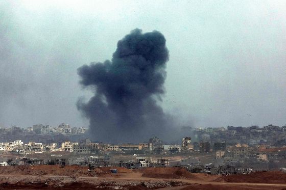 지난 27일 이스라엘의 폭격으로 연기 구름이 솟아오른 가자지구. AFP=연합뉴스