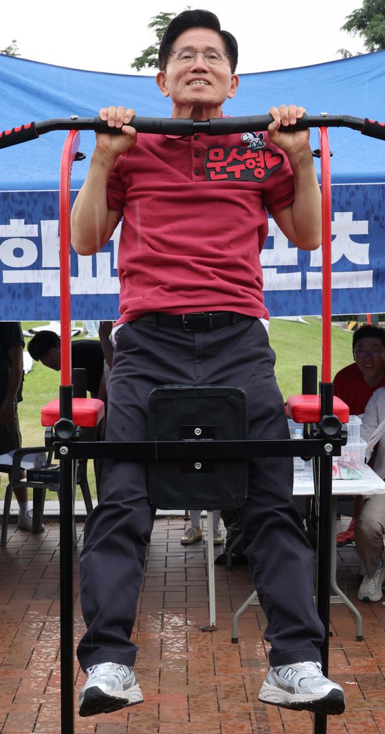 김문수 국민의힘 대선후보가 28일 경북 경산시 영남대학교를 방문해 축제 현장에서 턱걸이를 하고 있다. 임현동 기자