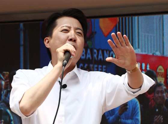 가로세로연구소 강용석 변호사가 2021년 12월 17일 오후 서울 종로구 서울지방경찰청에서 이재명 더불어민주당 대선후보의 아들 이동호 씨의 상습도박·게임산업진흥에 관한 법률 위반·국민체육진흥법 위반 혐의로 처벌해야 한다는 내용의 고발장을 공개하고 있다. 뉴스1