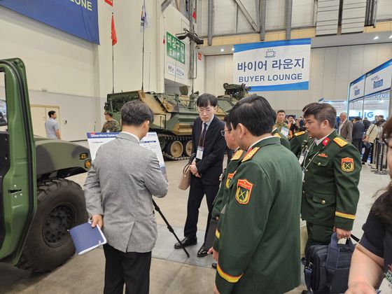 28일 부산 벡스코에서 열린 '2025 마덱스'에서 베트남 인민군 장교들이 SNT다이내믹스의 소형전술차량에 관한 설명을 듣고 있다. 김효성 기자