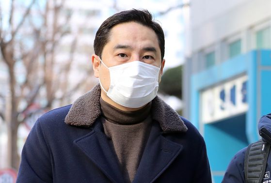 2030정치공동체청년하다, 윤석열퇴진전국대학생시국회의, 진보대학생넷 관련 학생들이 28일 서울 여의도 개혁신당 당사앞에서 전날 TV 토론에서 이준석 후보가 여성 신체에 대한 폭력적 표현을 언급한 것에 대해 항의하고 있다. 연합뉴스