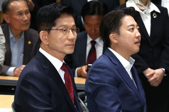 국민의힘 김문수 대선 후보(왼쪽)와 개혁신당 이준석 대선 후보가 지난 19일 오전 서울 중구 서울시청에서 열린 약자와 동행하는 서울 토론회에 참석해 있다. 임현동 기자