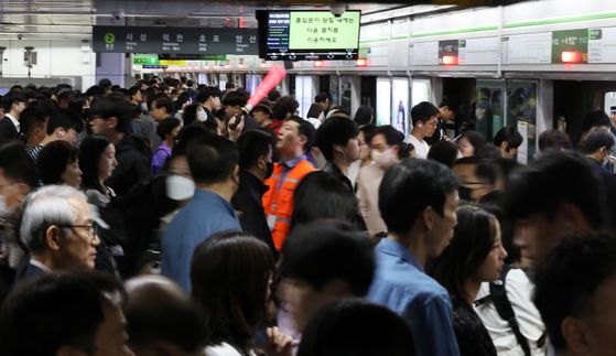 부산 시내버스 2517대가 파업에 돌입한 28일 출근 시간 부산 최대 지하철역인 서면역. 버스를 못타게 되자 더 많은 시민이 몰리며 지하철 승차장이 평소보다 2배 이상 혼잡했다. 사진 뉴스1