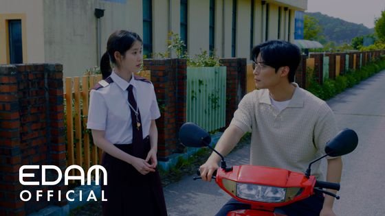 허진호 감독의 영화 '8월의 크리스마스'를 오마주한 뮤직비디오. 사진 이담엔터테인먼트