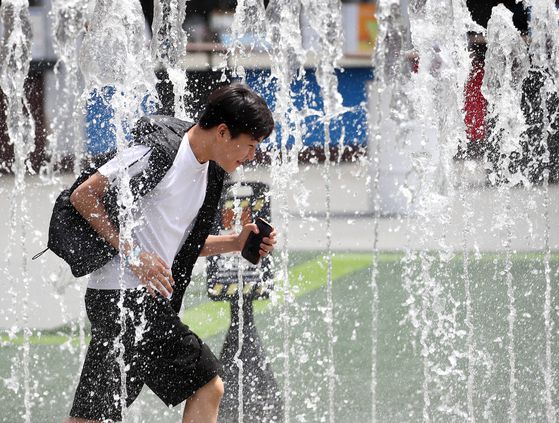 대구의 낮 기온이 28도를 넘는 초여름 더위가 찾아온 지난 4월 18일 대구 달서구 테마파크 이월드로 체험학습을 나온 학생들이 바닥분수에서 뿜어져 나오는 물줄기 사이를 달리며 더위를 식히고 있다. 뉴스1