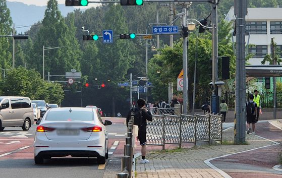 28일 오전 8시쯤 경남 창원시 성산구에서 한 고등학생이 부모 차를 타고 등교하고 있다. 시내버스가 시내 유일한 대중교통수단인 창원에선 이날 노조 파업으로 첫 차부터 669대(95%) 시내버스가 운행을 멈췄다. 안대훈 기자