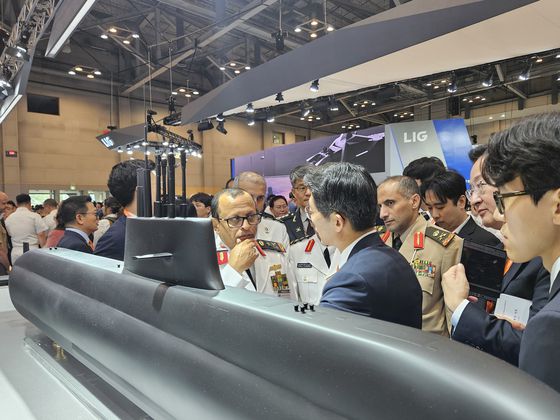 28일 부산 벡스코에서 열린 '2025 마덱스'에서 모하마드 알 가리비 사우디아라비아 해군참모총장(가운데)이 정승균 한화오션 특수선해외사업단장과 잠수함 도입 관련한 이야기를 나누고 있다. 김효성 기자