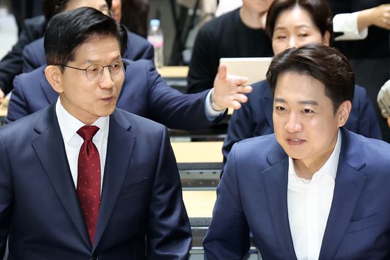 김문수 국민의힘 대통령 후보(왼쪽)와 이준석 개혁신당 대통령 후보가 지난 19일 오전 서울 중구 서울시청에서 열린 '약자와 동행하는 서울 토론회'에 참석해 나란히 앉아 있다. 뉴스1
