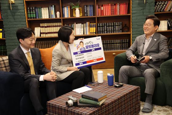 이재명 더불어민주당 대선후보가 28일 서울 신사동 가로수길 미드타운 스튜디오에서 〈K-이니셔TV〉 '1400만 개미와 한배 탔어요' 유튜브 라이브를 윤태준 소액주주행동 플랫폼 액트 소장, 이소영 의원과 함께 하고 있다. 김성룡 기자