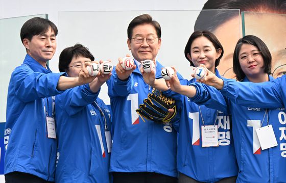 이재명 더불어민주당 대선후보가 29일 서울 송파구 잠실야구장 앞에서 열린 유세에서 야4당 대표들과 함께 야구공에 새겨진 '내란(투표)종식 1번'을 들어 보이는 퍼포먼스를 하고 있다. 김성룡 기자
