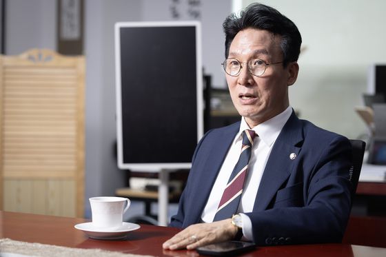 김민석 위원장은 인터뷰 내내 침착했다. "시대와 국민 앞에 겸허해야 한다. 저도, 민주당도, 이재명 후보도 자유롭지 않다"고 강조했다. 전민규 기자 / 20250528