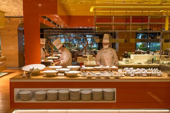 롯데호텔 서울의 뷔페 레스토랑 라세느. 2개월마다 메뉴 절반 가까이를 교체할 만큼 메뉴 구성이 다채롭다. 8개의 라이브 스테이션을 갖췄다. 백종현 기자