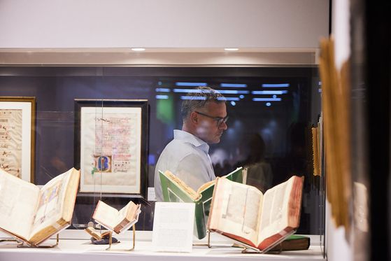 지난해 프리즈 마스터스에 출품된 고서를 살펴보는 관람객. 사진 프리즈