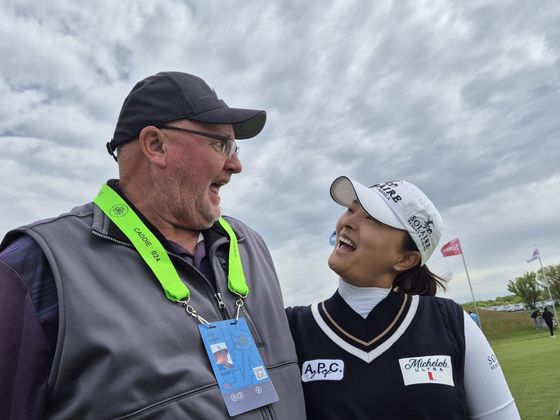 2011년, 2015년 한국의 US여자오픈 우승을 도운 캐디 딘 허든과 다시 만난 고진영. 성호준 기자