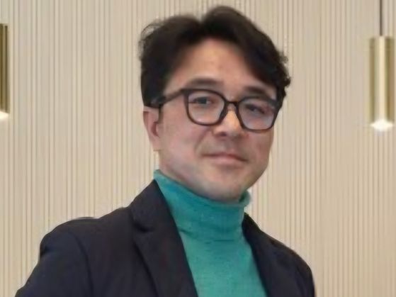 제주공항에서 쓰러진 70대 여성을 구하는 윤남호 롯데면세점 제주공항점장(하얀바지). 사진 롯데면세점