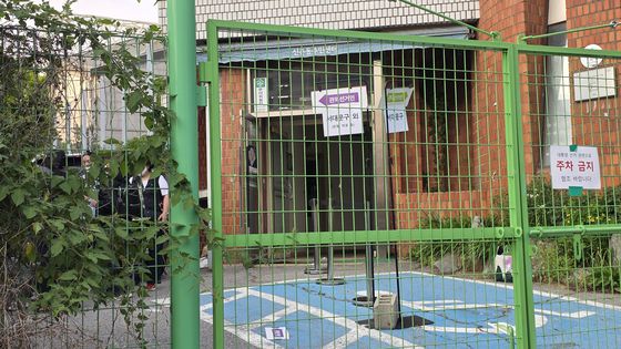 서울 서대문구 구신촌동주민센터 사전투표소는 29일 오후 18시쯤 투표가 종료됨에 따라 투표소 문을 닫았다. 김창용 기자